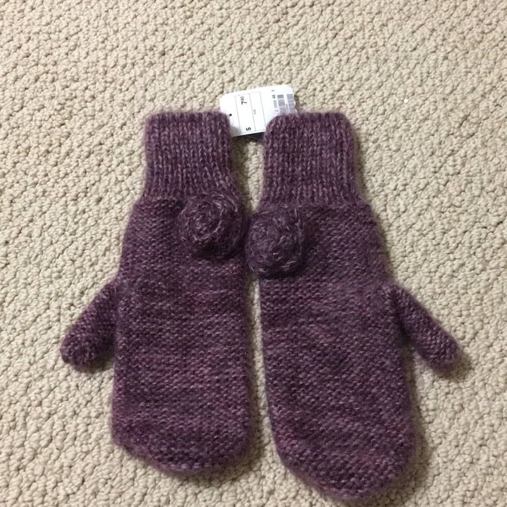 Brand new with tag H&M mitten with flower detail
